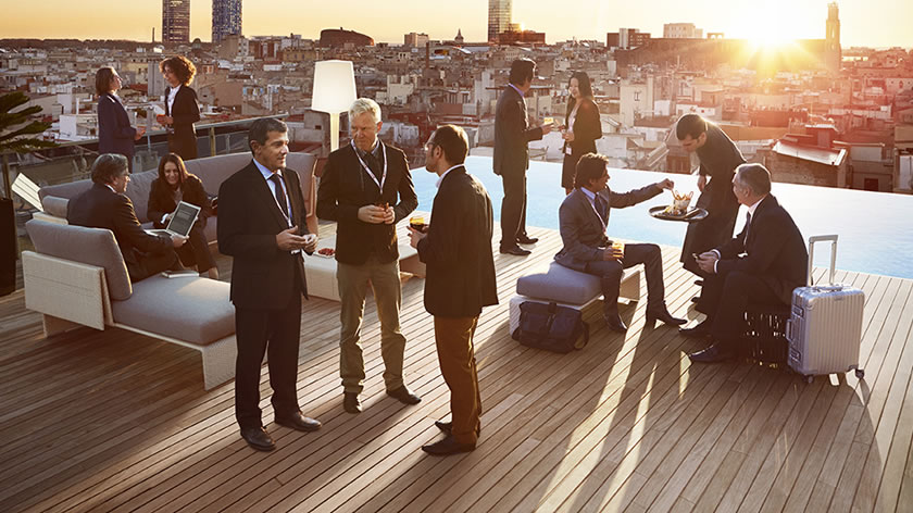  empresaris reunits en una terrassa amb vistes a Barcelona